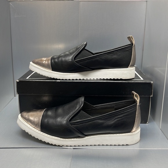 Gently used Karl Lagerfeld Paris Nappa Loafer Black/Gold 6.5 - Picture 2 of 8